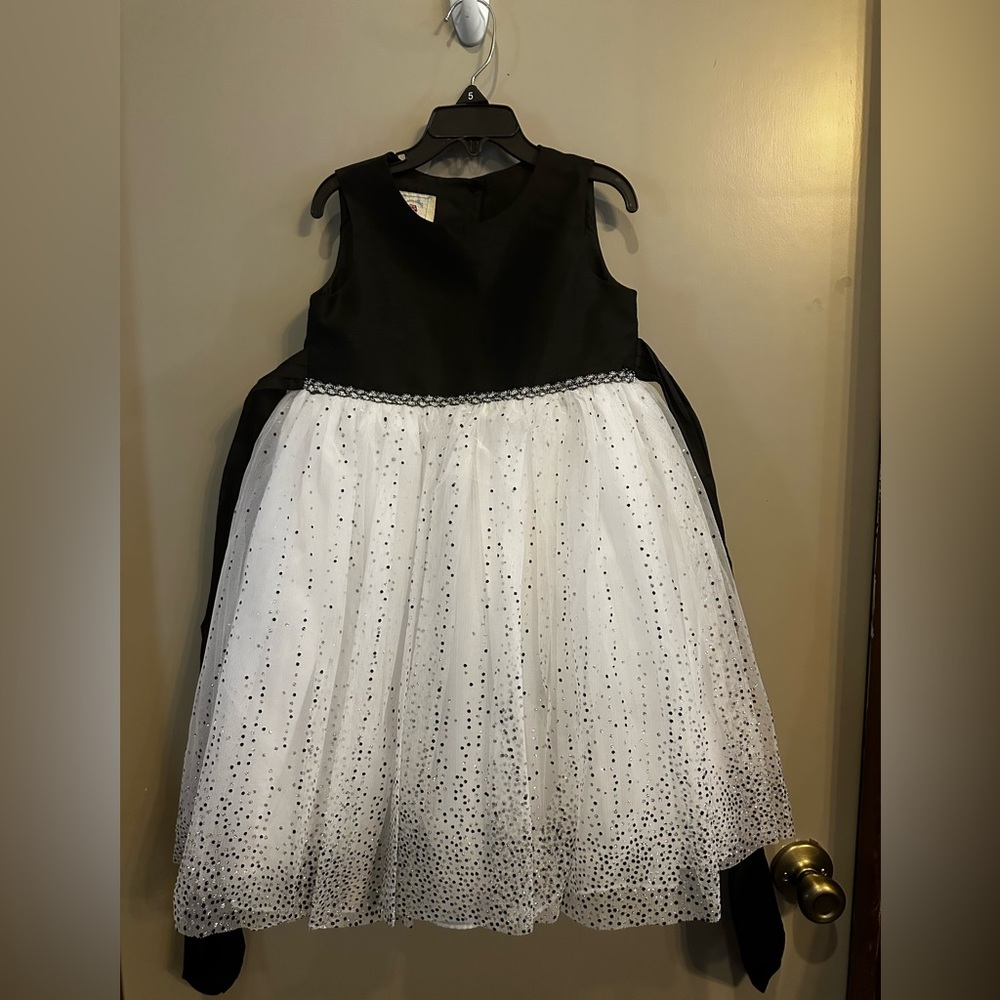 Girls dress size 5.  Worn 1-2 times.  Great condition.